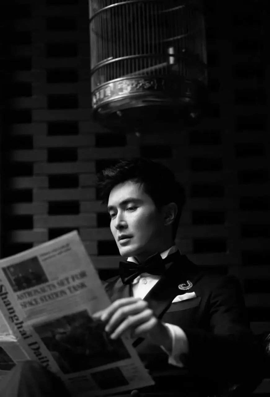 《如月》发布暗夜逐月概念海报:绝了,高伟光的氛围感 《如月》发布暗夜逐月概念海报:绝了,高伟光的氛围感