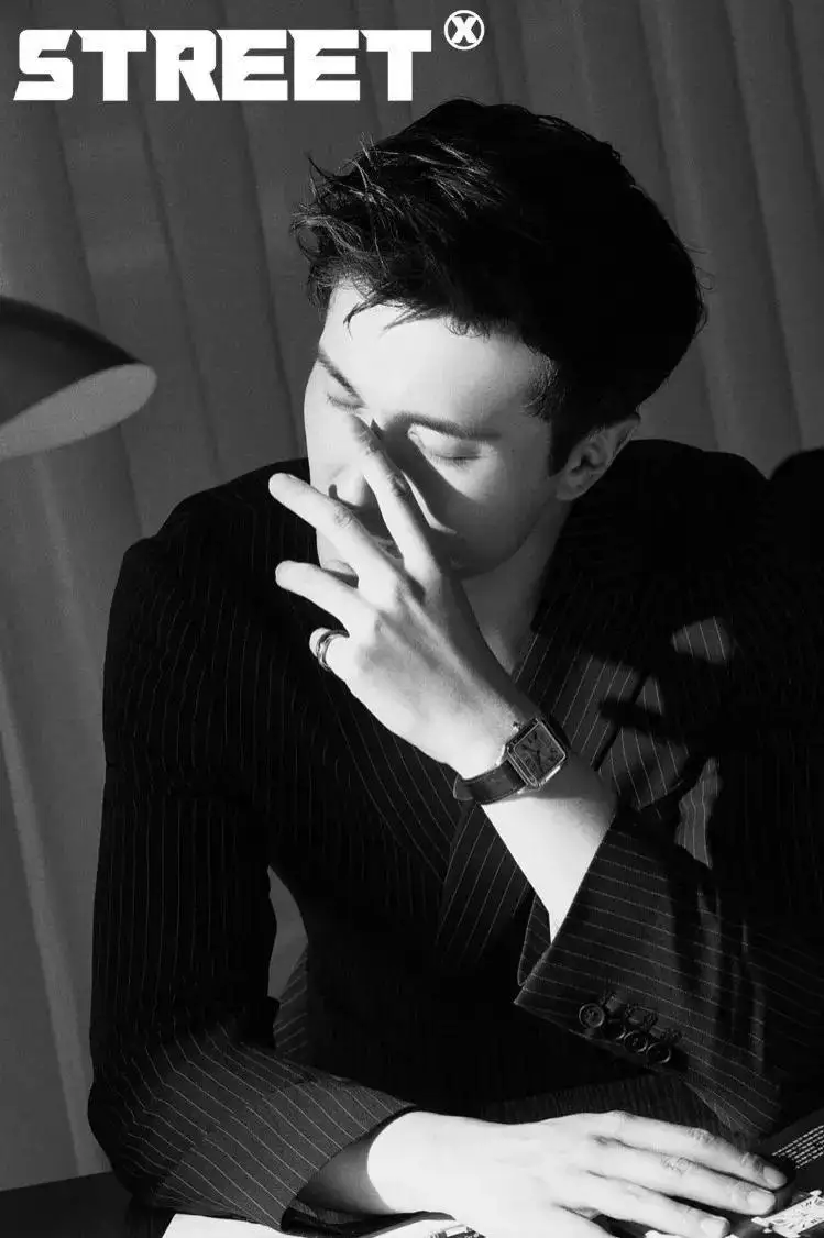 《如月》发布暗夜逐月概念海报:绝了,高伟光的氛围感 《如月》发布暗夜逐月概念海报:绝了,高伟光的氛围感