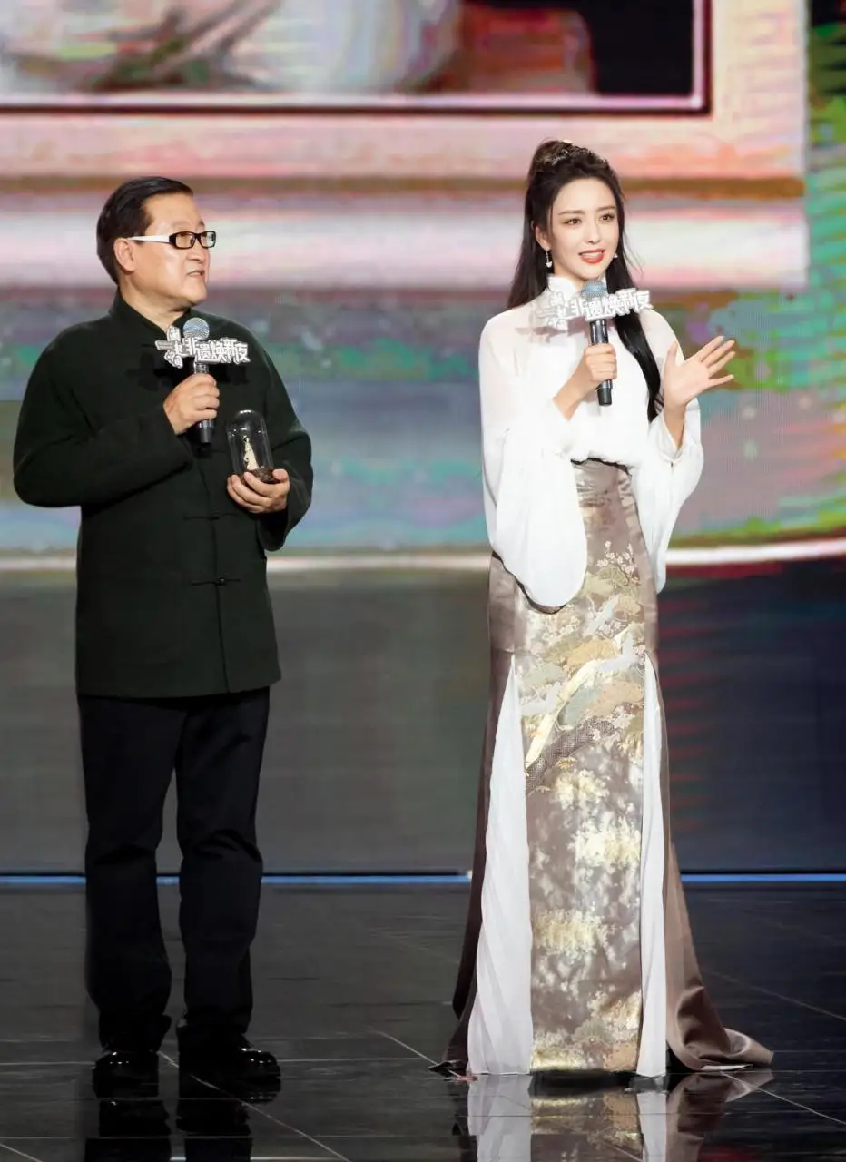 离婚后的佟丽娅更美了,穿薄纱上衣配国风半裙,颜值气质让人服气 离婚后的佟丽娅更美了,穿薄纱上衣配国风半裙,颜值气质让人服气