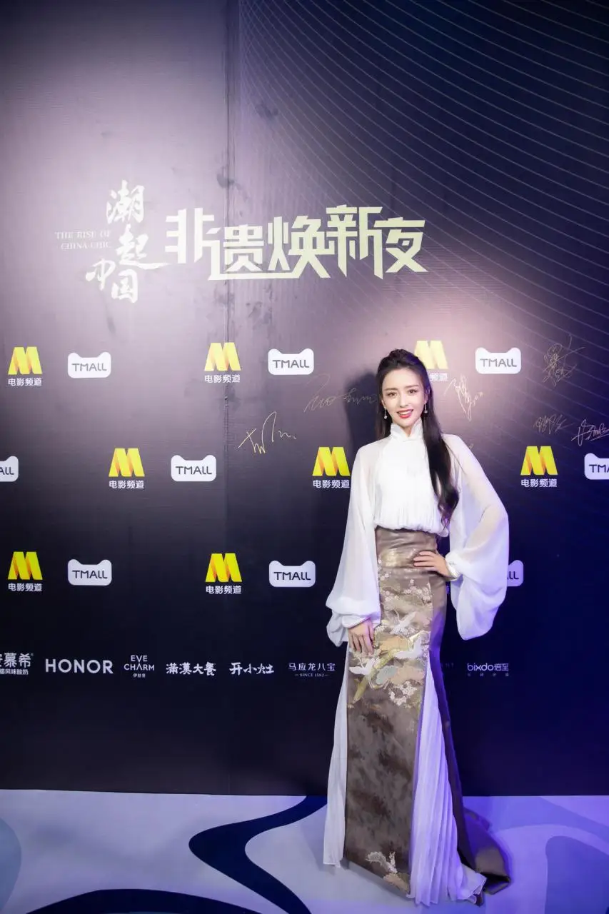 离婚后的佟丽娅更美了,穿薄纱上衣配国风半裙,颜值气质让人服气 离婚后的佟丽娅更美了,穿薄纱上衣配国风半裙,颜值气质让人服气