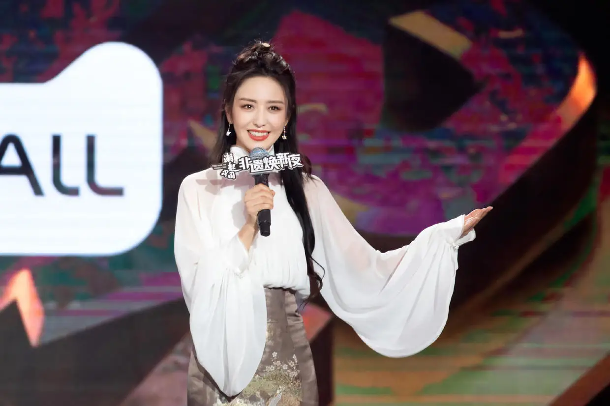 离婚后的佟丽娅更美了,穿薄纱上衣配国风半裙,颜值气质让人服气 离婚后的佟丽娅更美了,穿薄纱上衣配国风半裙,颜值气质让人服气