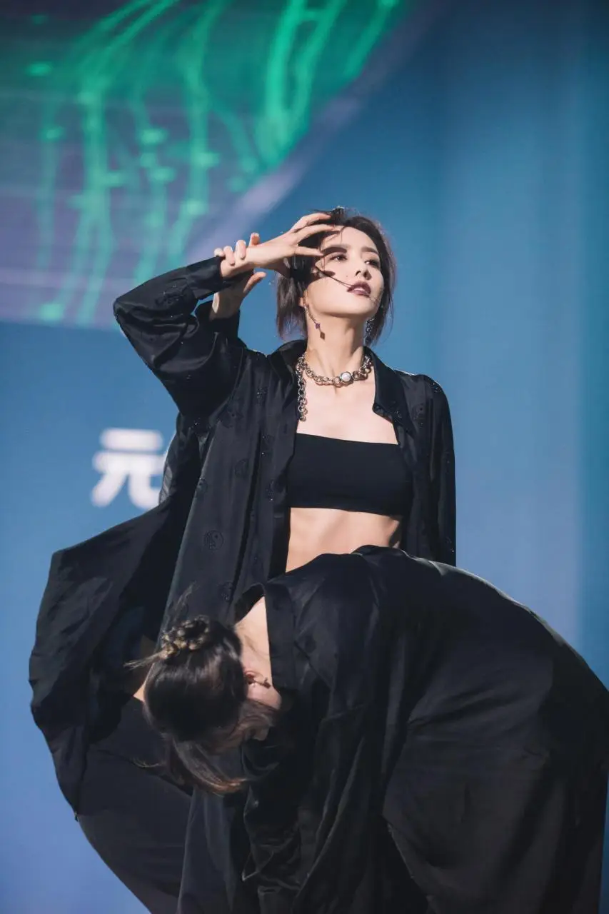 离婚后的佟丽娅更美了,穿薄纱上衣配国风半裙,颜值气质让人服气 离婚后的佟丽娅更美了,穿薄纱上衣配国风半裙,颜值气质让人服气