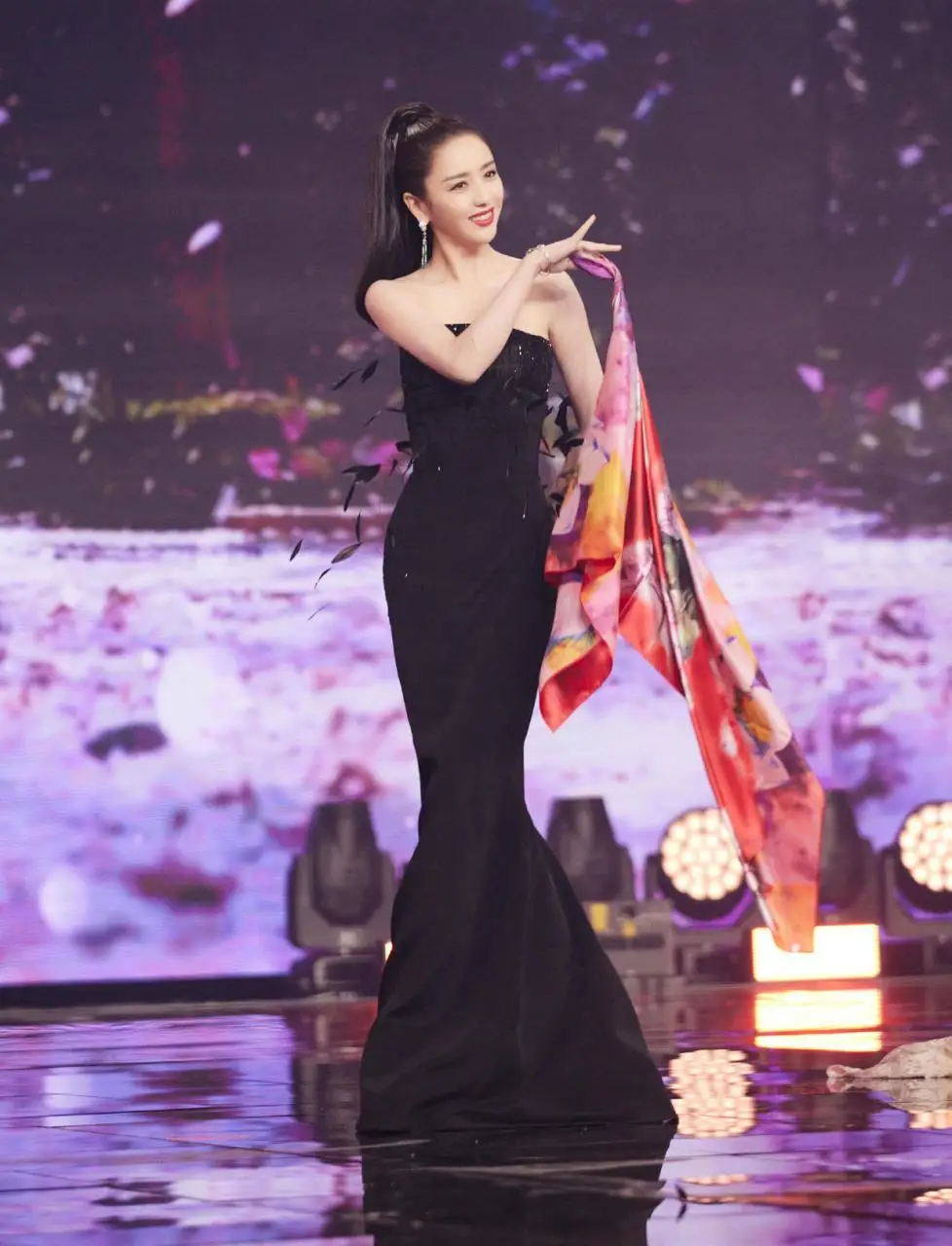 离婚后的佟丽娅更美了,穿薄纱上衣配国风半裙,颜值气质让人服气 离婚后的佟丽娅更美了,穿薄纱上衣配国风半裙,颜值气质让人服气