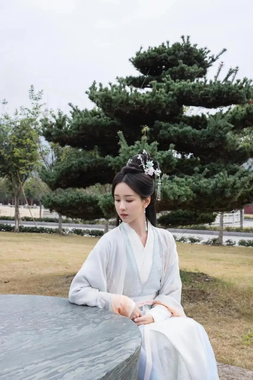 陈都灵:一袭汉服美如玉 陈都灵:一袭汉服美如玉