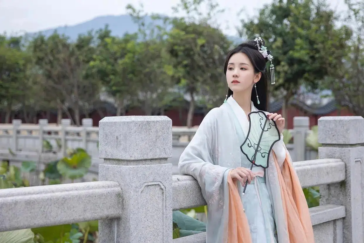 陈都灵:一袭汉服美如玉 陈都灵:一袭汉服美如玉