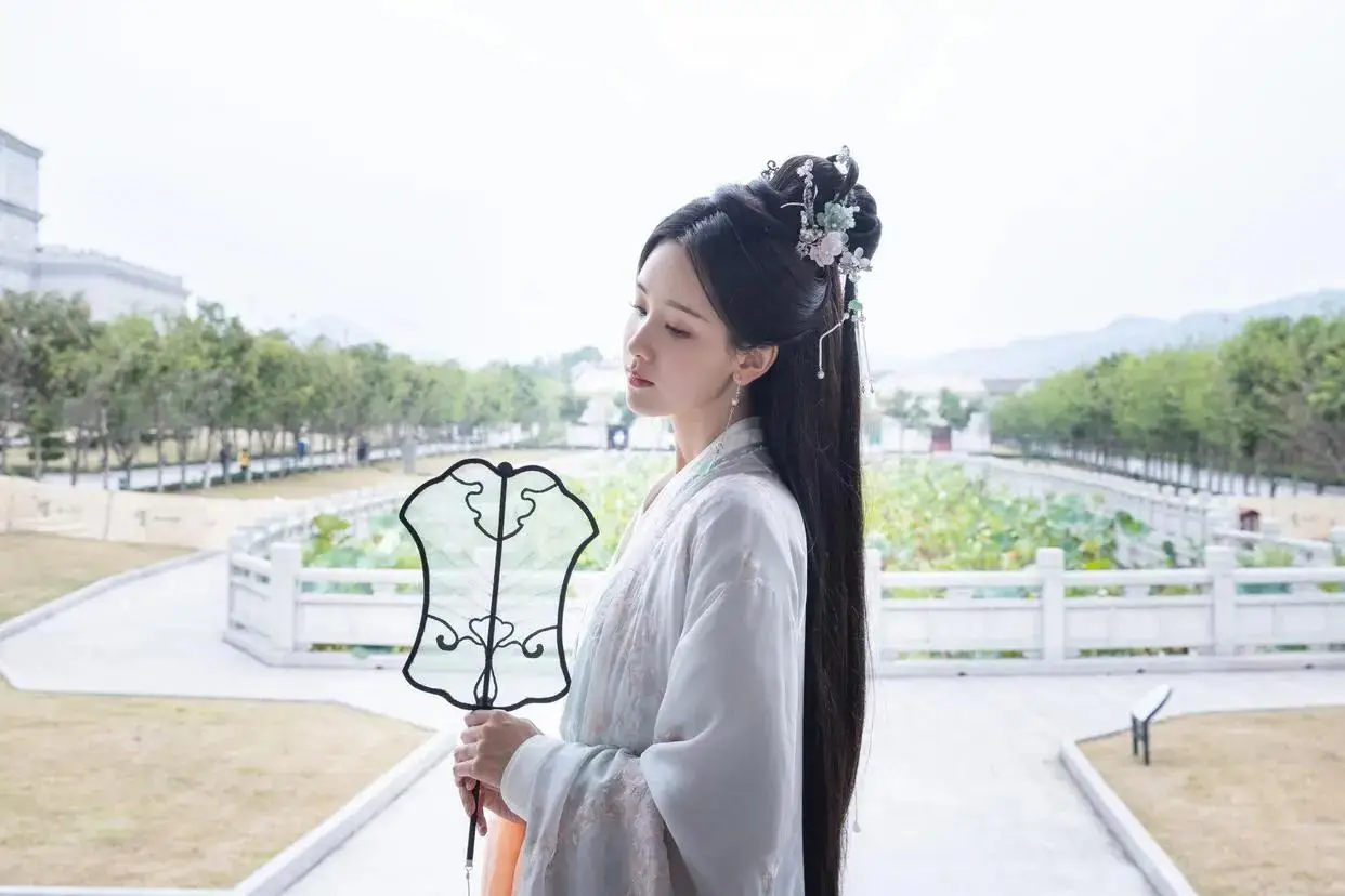 陈都灵:一袭汉服美如玉 陈都灵:一袭汉服美如玉