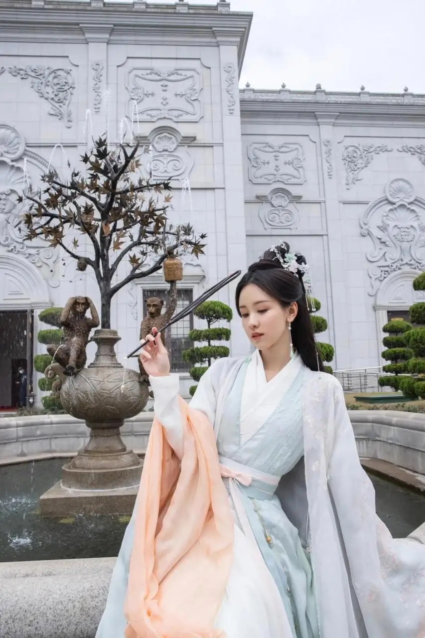 陈都灵:一袭汉服美如玉 陈都灵:一袭汉服美如玉