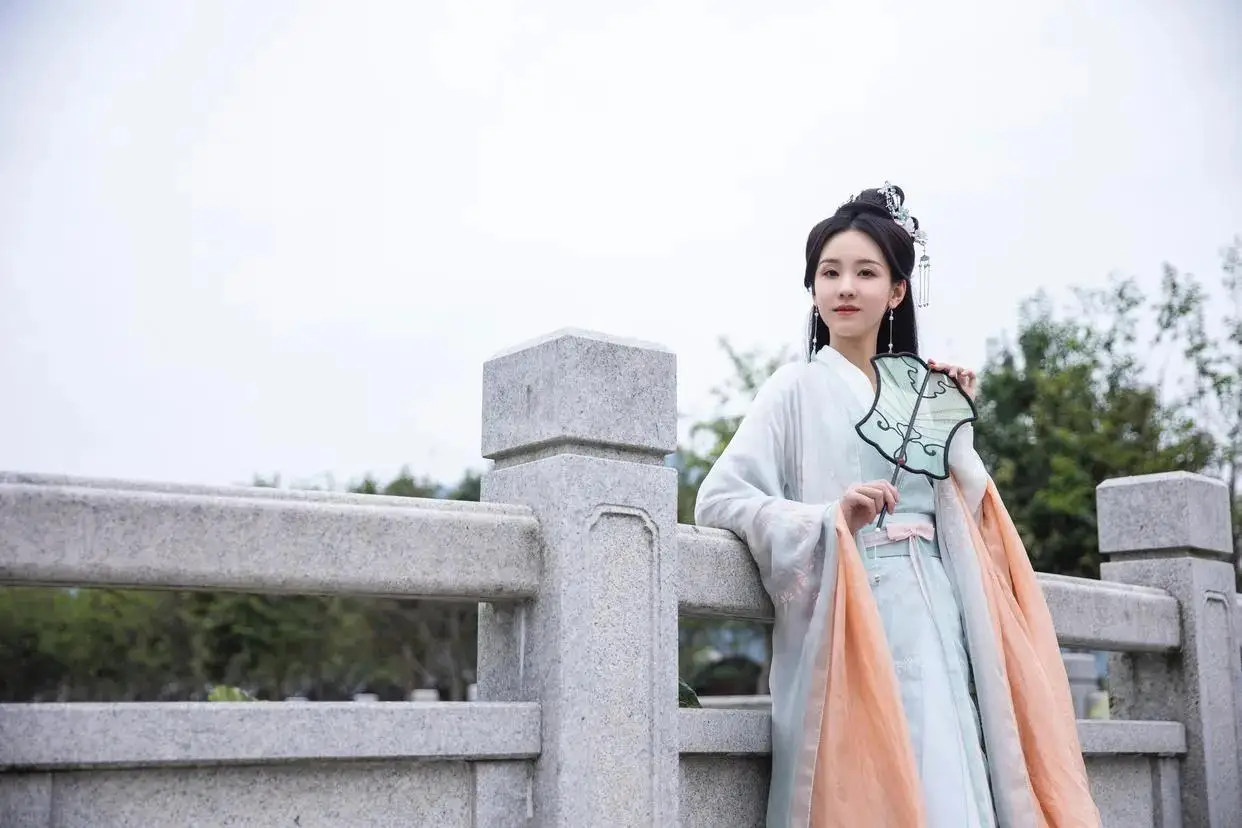 陈都灵:一袭汉服美如玉 陈都灵:一袭汉服美如玉