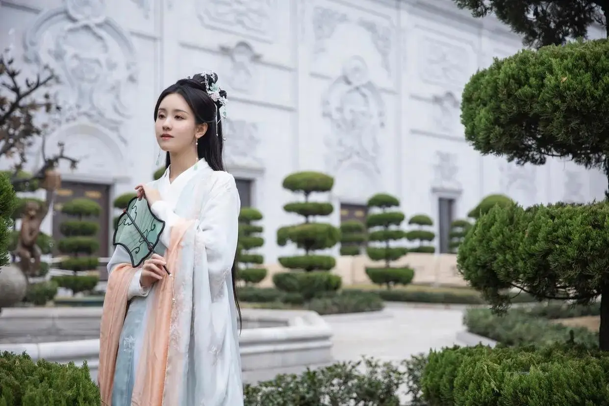 陈都灵:一袭汉服美如玉 陈都灵:一袭汉服美如玉