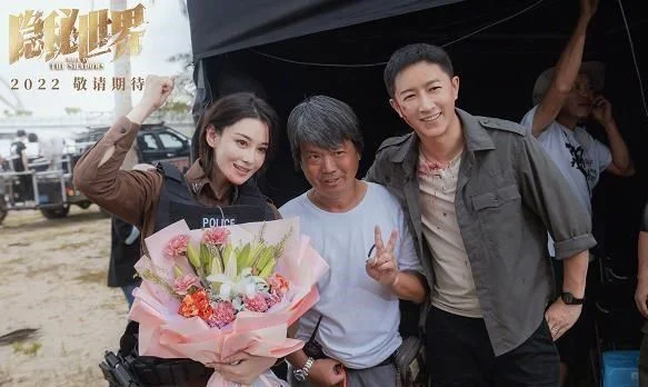 军嫂张馨予晒片场杀青照,穿防爆背心帅气飒爽,网友:女版何捷 军嫂张馨予晒片场杀青照,穿防爆背心帅气飒爽,网友:女版何捷