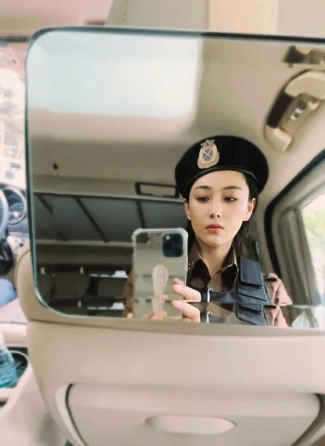 军嫂张馨予晒片场杀青照,穿防爆背心帅气飒爽,网友:女版何捷 军嫂张馨予晒片场杀青照,穿防爆背心帅气飒爽,网友:女版何捷