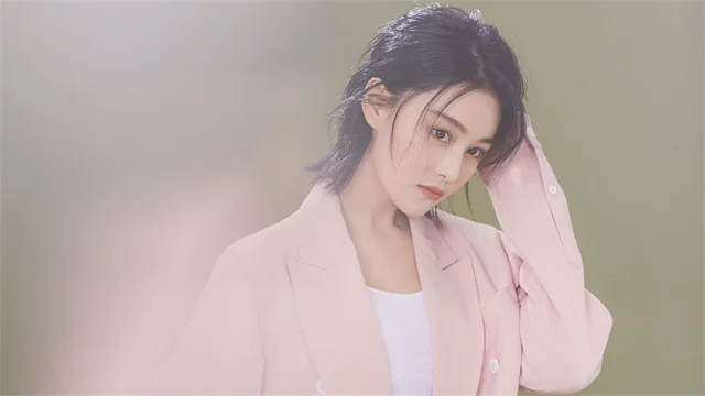 军嫂张馨予晒片场杀青照，穿防爆背心帅气飒爽，网友：女版何捷