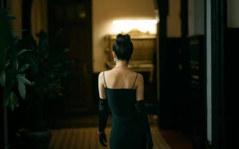 佟丽娅，一袭复古黑色长裙如静默夜空中点缀的星光