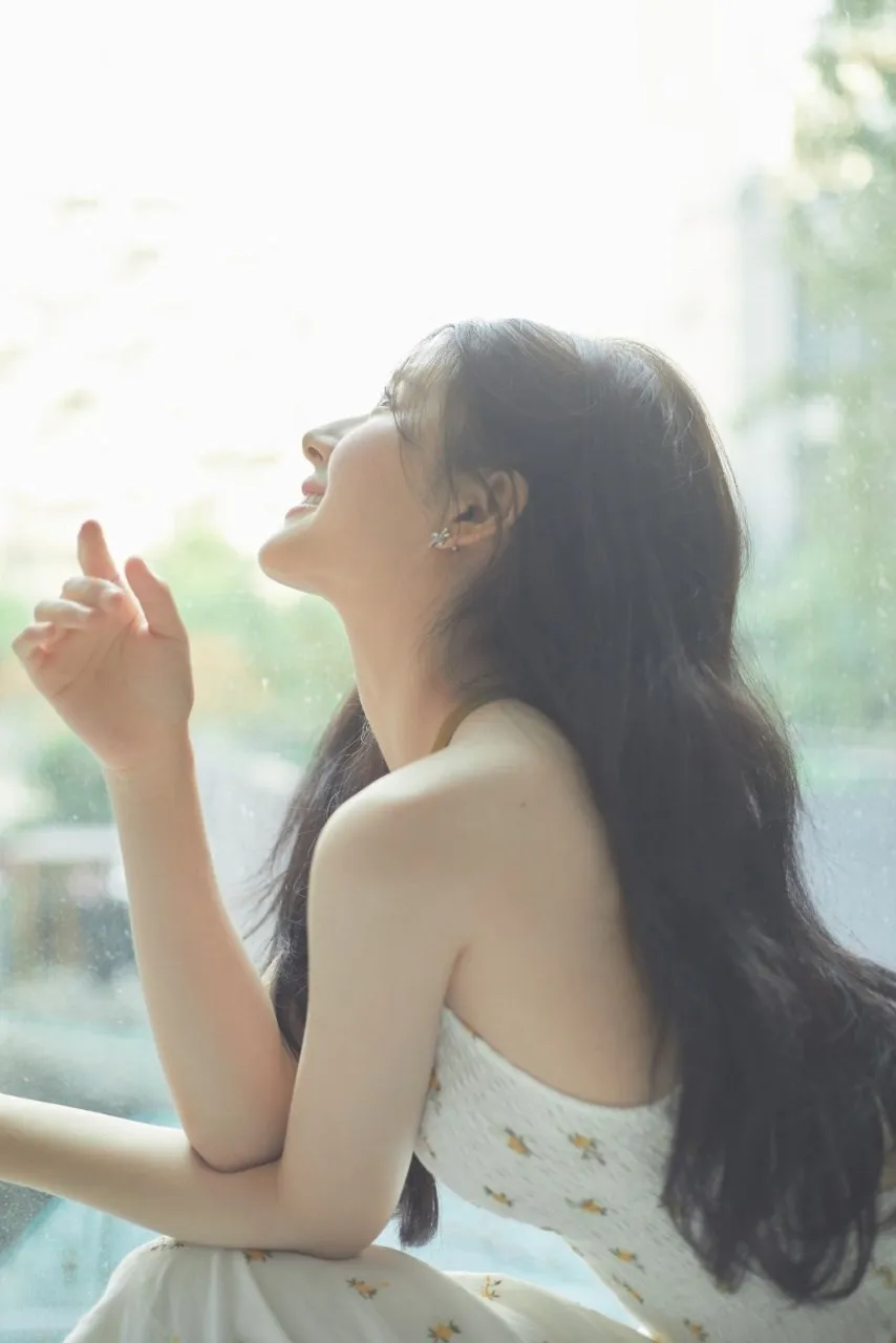 甜心少女赵路思清新碎花吊带裙 海藻微卷长发元气满满
