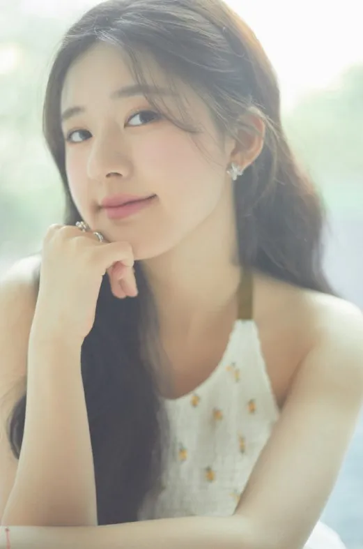 甜心少女赵路思清新碎花吊带裙 海藻微卷长发元气满满