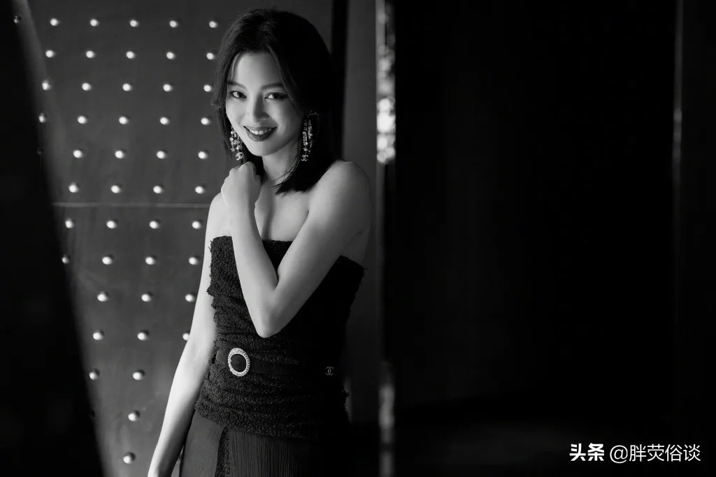 辛芷蕾一袭黑色抹胸长裙，勾勒出身材线，配上流星耳环优雅大气
