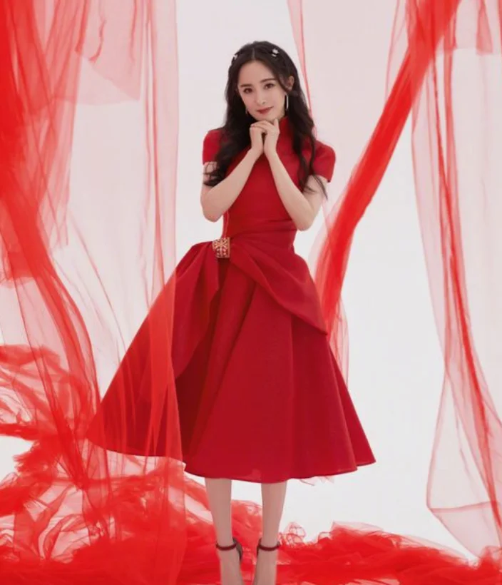 一袭红衣的女星们,杨颖杨幂宋茜热巴等谁最美呢 一袭红衣的女星们,杨颖杨幂宋茜热巴等谁最美呢