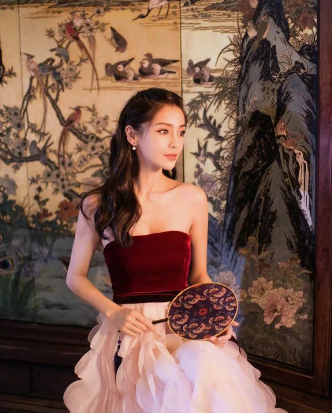 杨颖 精致立体的五官，烈焰红唇，真的很漂亮