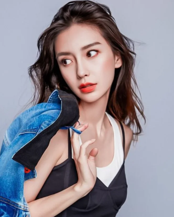 杨颖 精致立体的五官，烈焰红唇，真的很漂亮