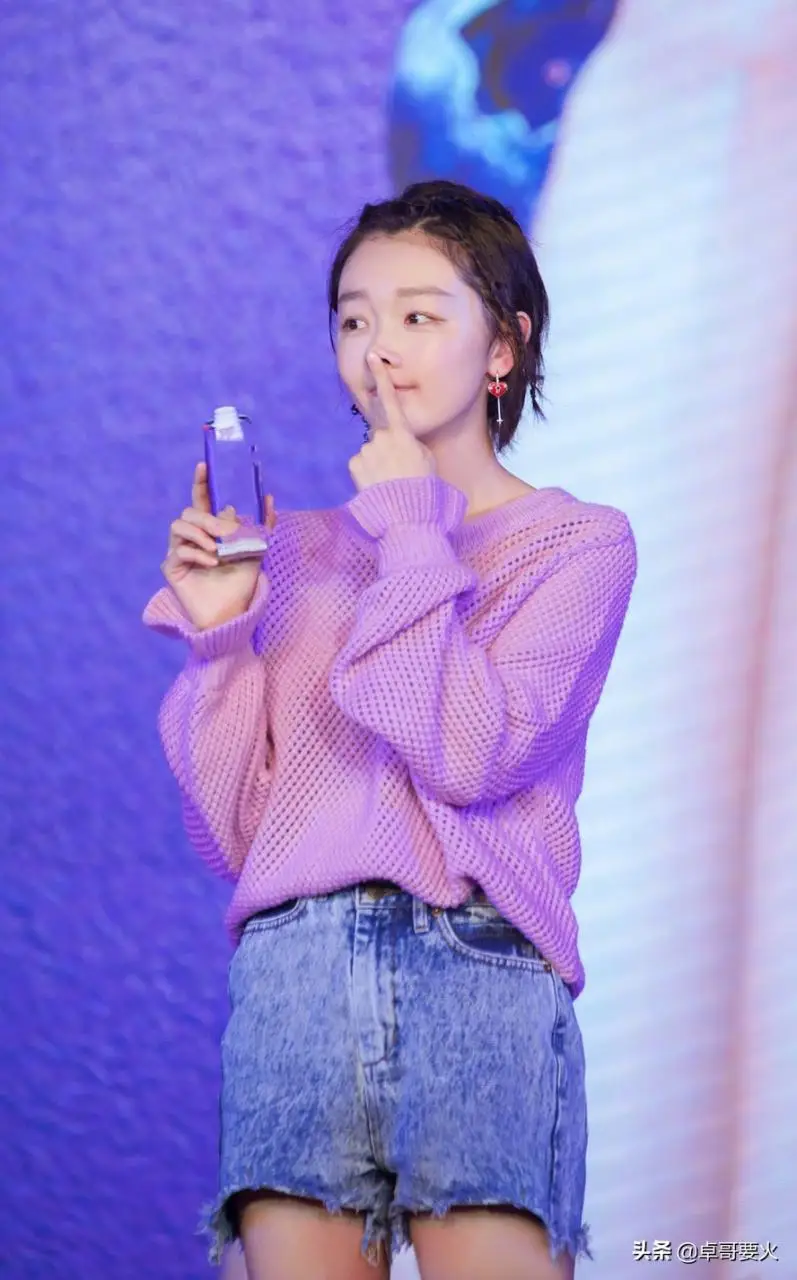 周冬雨终于不再是小孩身,搭配一袭拼接抹胸礼裙封神,气场感十足 周冬雨终于不再是小孩身,搭配一袭拼接抹胸礼裙封神,气场感十足
