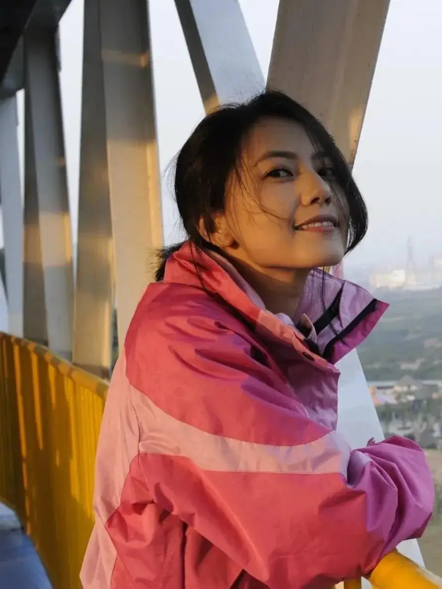 高圆圆，冬日光影下，氛围感十足美照