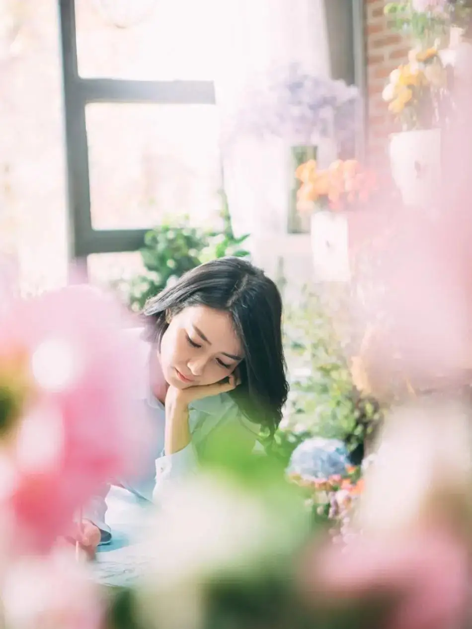 高圆圆,冬日光影下,氛围感十足美照 高圆圆,冬日光影下,氛围感十足美照