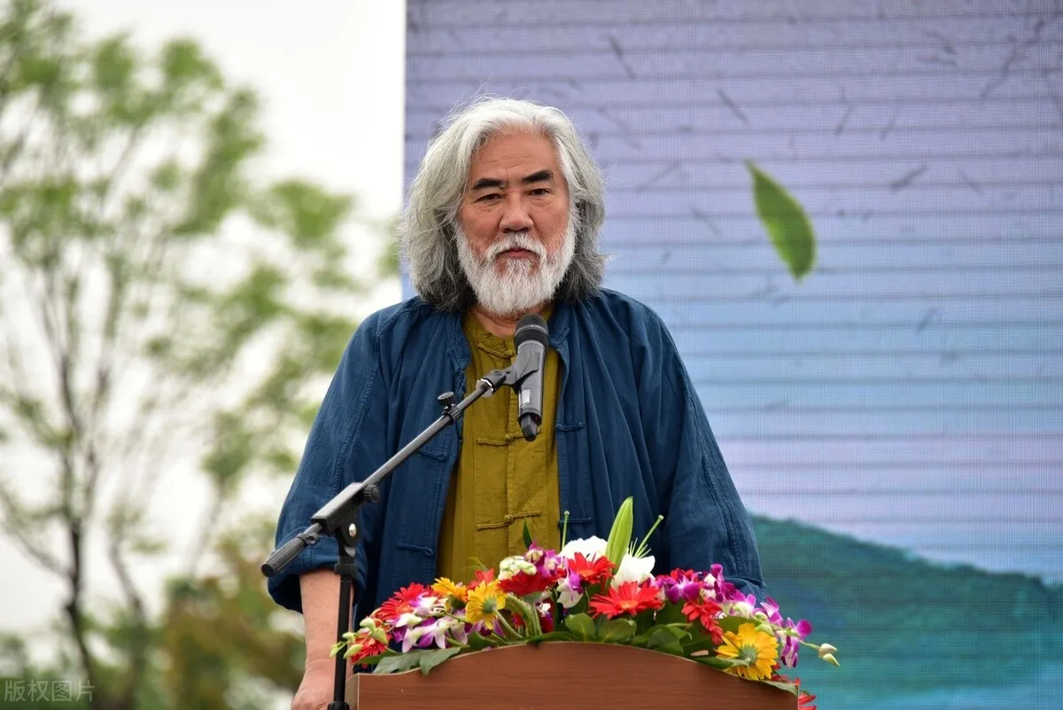 成龙外甥惹怒张纪中,被狂甩几个巴掌,他到底做了什么事? 成龙外甥惹怒张纪中,被狂甩几个巴掌,他到底做了什么事?