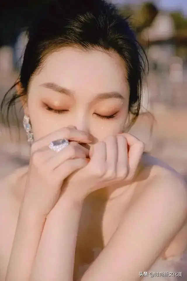 宋轶的气质是与生俱来的，宋轶身上有种独特的魅力和美丽