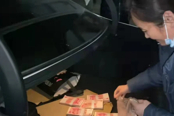 陈亚男父母有多豪?后备箱洒落16万现金,十几万的金条用塑料袋装 陈亚男父母有多豪?后备箱洒落16万现金,十几万的金条用塑料袋装