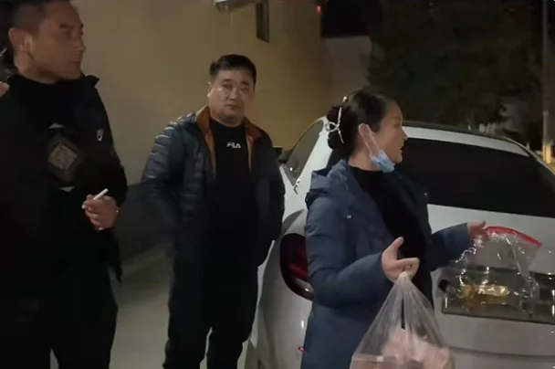 陈亚男父母有多豪?后备箱洒落16万现金,十几万的金条用塑料袋装 陈亚男父母有多豪?后备箱洒落16万现金,十几万的金条用塑料袋装