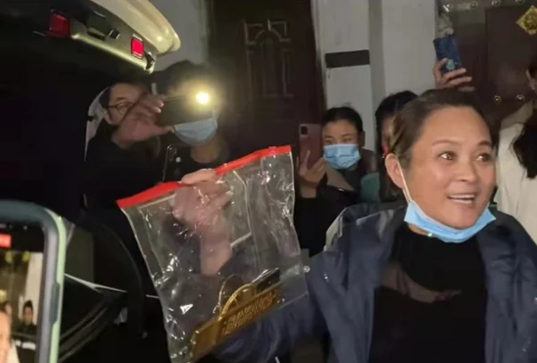 陈亚男父母有多豪?后备箱洒落16万现金,十几万的金条用塑料袋装 陈亚男父母有多豪?后备箱洒落16万现金,十几万的金条用塑料袋装