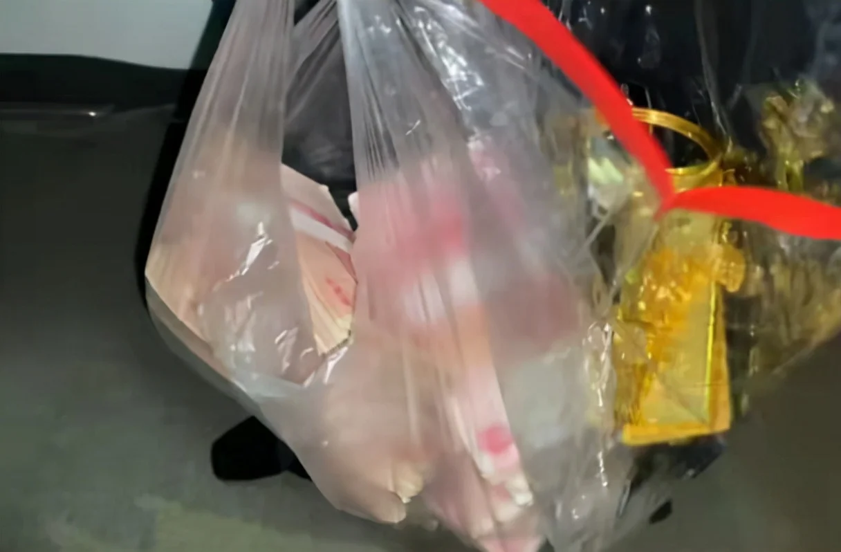 陈亚男父母有多豪?后备箱洒落16万现金,十几万的金条用塑料袋装 陈亚男父母有多豪?后备箱洒落16万现金,十几万的金条用塑料袋装