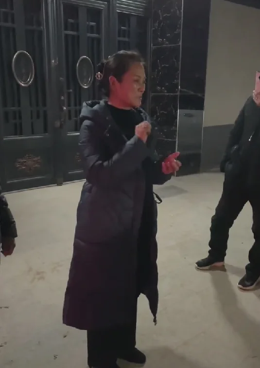 陈亚男父母有多豪?后备箱洒落16万现金,十几万的金条用塑料袋装 陈亚男父母有多豪?后备箱洒落16万现金,十几万的金条用塑料袋装