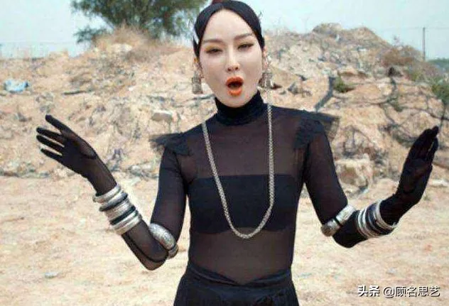 “假唱歌手”萨顶顶大变样，一张网红脸让人认不出，逆向转型？