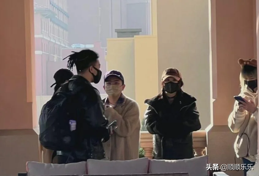 杨幂去环球影城路透,被路人偶遇,同行的还有张大大和宋祖儿 杨幂去环球影城路透,被路人偶遇,同行的还有张大大和宋祖儿