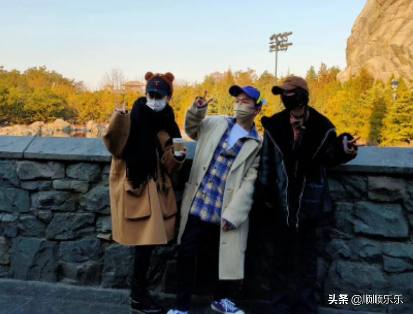 杨幂去环球影城路透,被路人偶遇,同行的还有张大大和宋祖儿 杨幂去环球影城路透,被路人偶遇,同行的还有张大大和宋祖儿