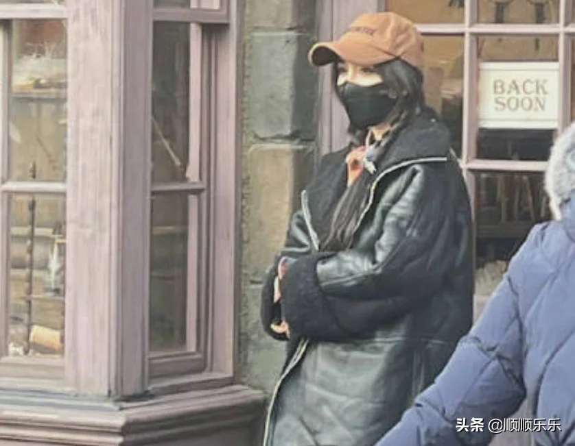 杨幂去环球影城路透,被路人偶遇,同行的还有张大大和宋祖儿 杨幂去环球影城路透,被路人偶遇,同行的还有张大大和宋祖儿