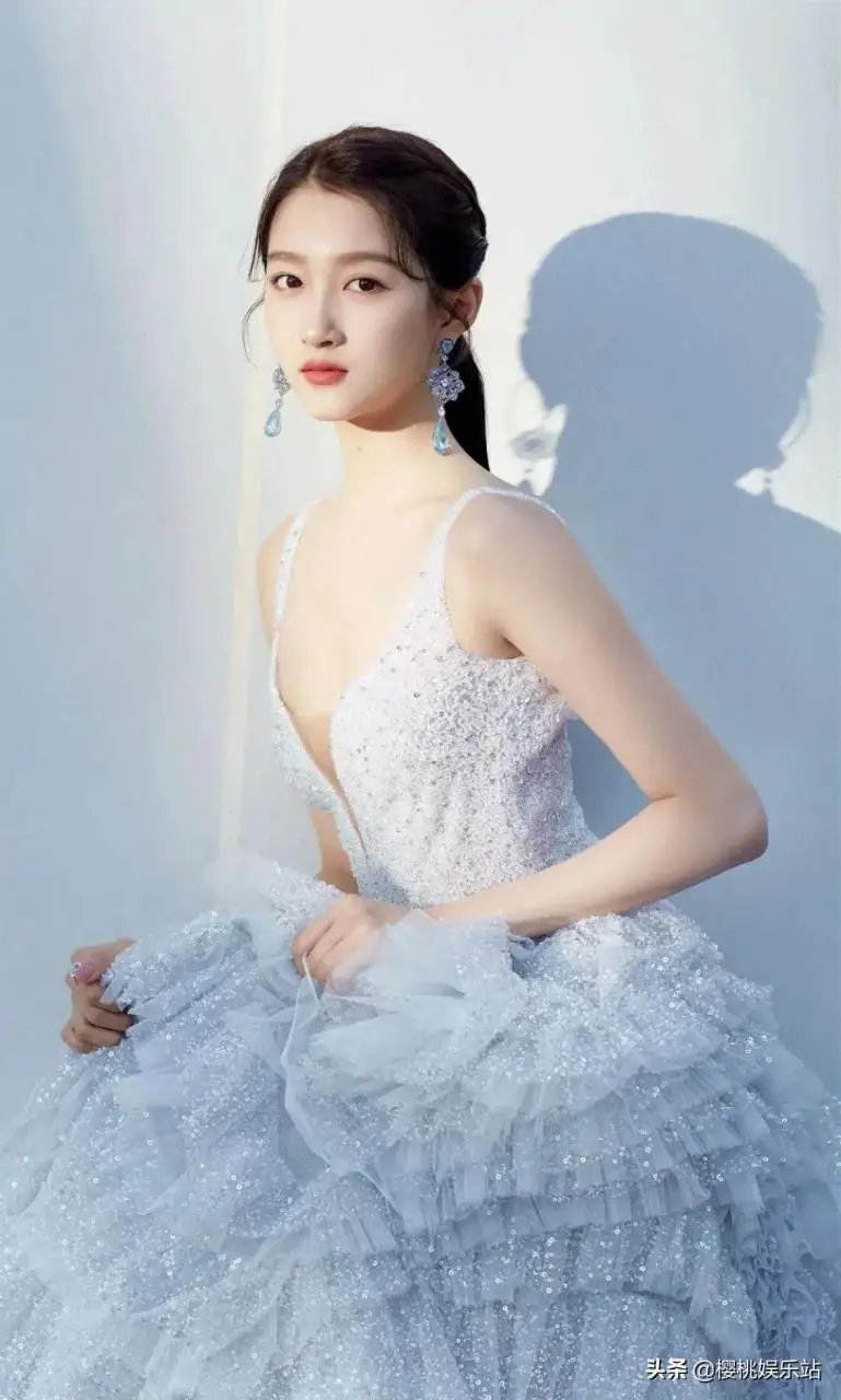 关晓彤惊艳美图,国民闺女长大了,大长腿吸睛 关晓彤惊艳美图,国民闺女长大了,大长腿吸睛