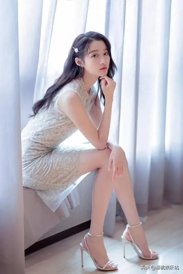 关晓彤惊艳美图,国民闺女长大了,大长腿吸睛 关晓彤惊艳美图,国民闺女长大了,大长腿吸睛
