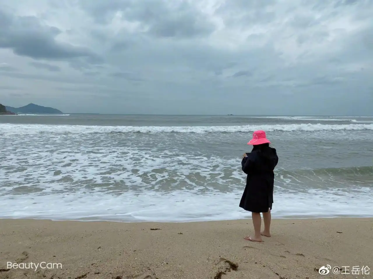 王岳伦晒和女儿海边游玩照，网友喊话别再拿女儿炒作了