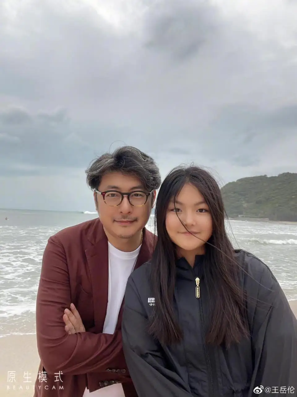 王岳伦晒和女儿海边游玩照,网友喊话别再拿女儿炒作了 王岳伦晒和女儿海边游玩照,网友喊话别再拿女儿炒作了