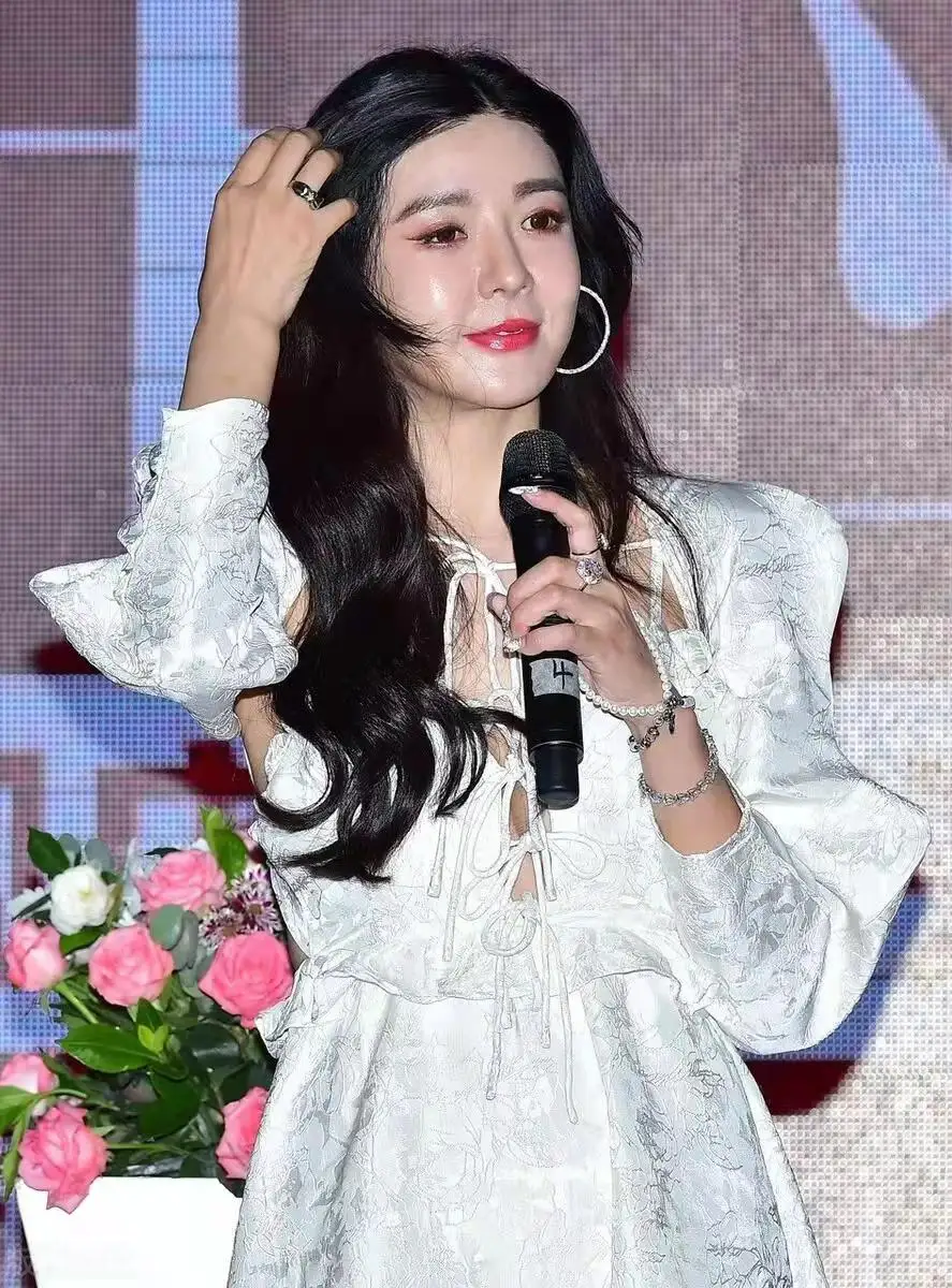 周韦彤高清照曝光，网友幻想破灭，女神气质荡然无存
