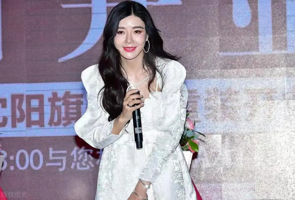 周韦彤高清照曝光，网友幻想破灭，女神气质荡然无存
