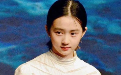 黄磊女儿又被批评了，染发、涂口红、眼神忧郁不快乐