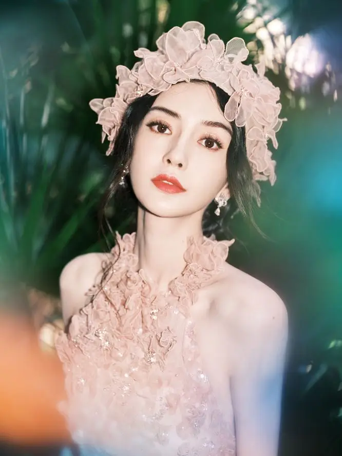 杨颖一袭粉色薄纱露背高定长裙，身处梦幻粉色世界