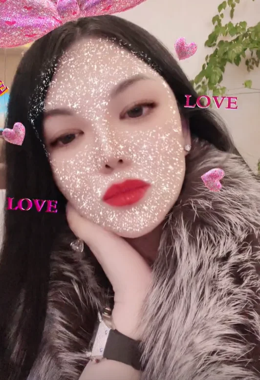 46岁李湘离婚后脸小一圈!手上钻石大到像颗糖,一块手表价格百万 46岁李湘离婚后脸小一圈!手上钻石大到像颗糖,一块手表价格百万
