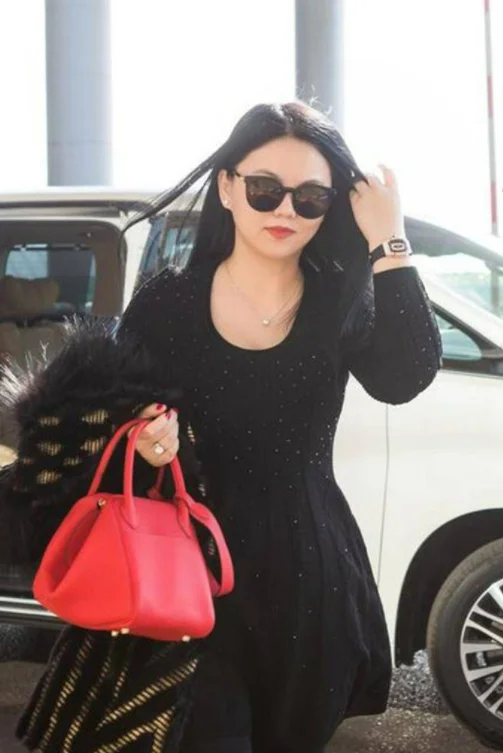 46岁李湘离婚后脸小一圈!手上钻石大到像颗糖,一块手表价格百万 46岁李湘离婚后脸小一圈!手上钻石大到像颗糖,一块手表价格百万
