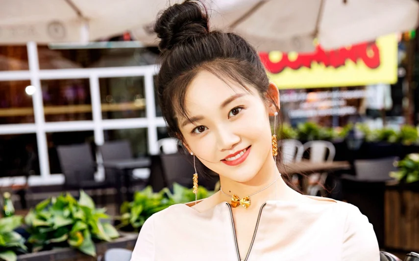 苗苗为孩子苦学英文,身后照片墙抢镜,此前被爆怀二胎 苗苗为孩子苦学英文,身后照片墙抢镜,此前被爆怀二胎