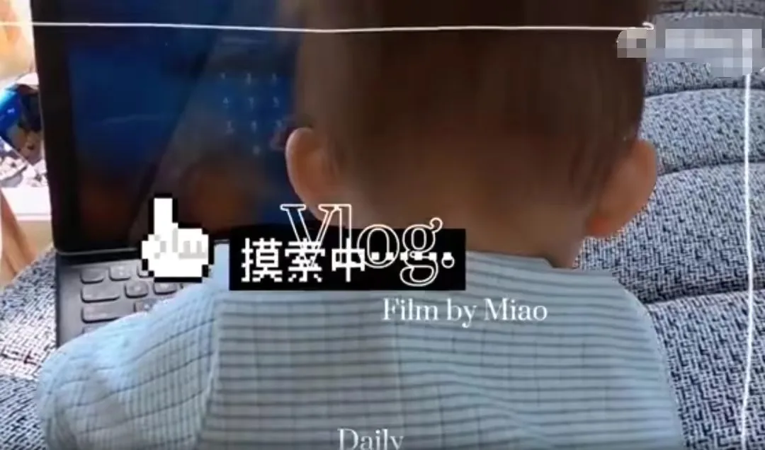 苗苗为孩子苦学英文,身后照片墙抢镜,此前被爆怀二胎 苗苗为孩子苦学英文,身后照片墙抢镜,此前被爆怀二胎