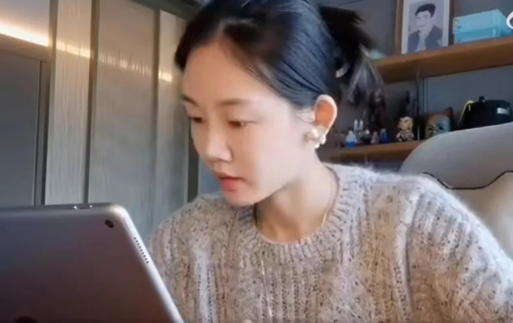 苗苗为孩子苦学英文,身后照片墙抢镜,此前被爆怀二胎 苗苗为孩子苦学英文,身后照片墙抢镜,此前被爆怀二胎
